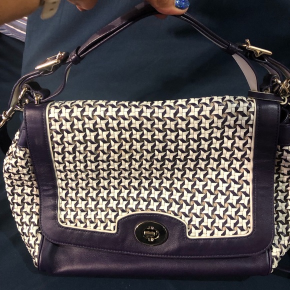 COACH PURPLE PURSE VERY GOOD CONDITION, HOLDS ALOT VERY SOFT LEATHER - Picture 3 of 5